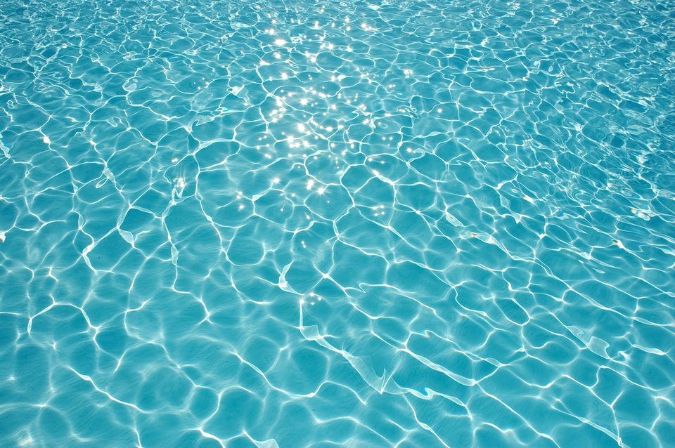 Reflets de lumière à la surface de l'eau d'une piscine